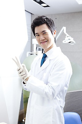 포토 JPG 직업 남자 포즈 장갑 의학 실내 치과 병원 한명 서기 미소 웃음 사람 동양인 손짓 상반신 20대 성인 치료 한국인 의사 의료용품 가운 의사가운 치과의사 치과용품 유니트체어 남자만 남자한명만 성인남자만 청년만 청년남자만 청년남자한명만 성인한명만 성인남자한명만 성인만 국내포토 1 잡화 옷 의자 의료기기 모션 표정 인종 청년 내부 의료진 파일형식