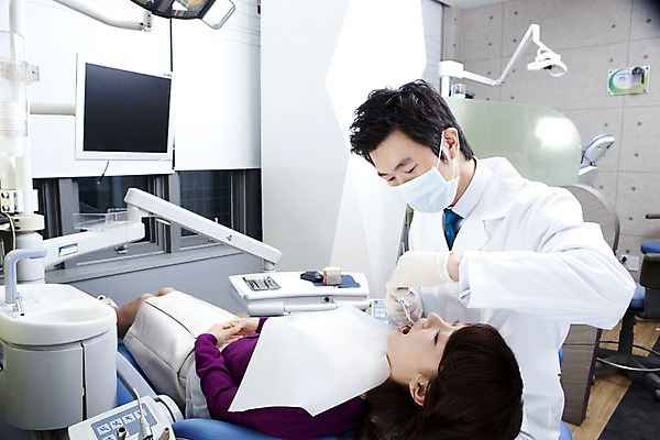 포토 JPG 직업 여자 남자 장갑 의학 실내 치과 병원 마스크 입벌림 사람 앉기 동양인 상반신 두명 신체부위 치료 눕기 모니터 진료 거울 한국인 환자 의사 의료용품 가운 의사가운 입 치과의사 치과용품 유니트체어 치과진료 석션팁 구강거울 국내포토 잡화 옷 의자 의료기기 모션 표정 인종 내부 컴퓨터 의료진 파일형식