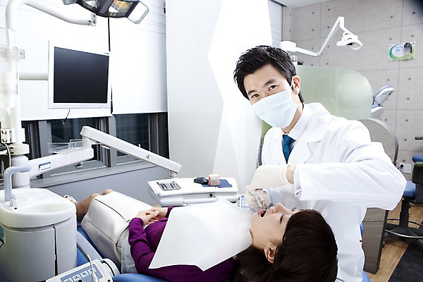 포토 JPG 직업 여자 남자 장갑 의학 실내 치과 병원 마스크 입벌림 사람 앉기 동양인 상반신 두명 신체부위 치료 눕기 모니터 진료 거울 한국인 환자 의사 의료용품 가운 의사가운 입 치과의사 치과용품 유니트체어 치과진료 석션팁 구강거울 국내포토 잡화 옷 의자 의료기기 모션 표정 인종 내부 컴퓨터 의료진 파일형식