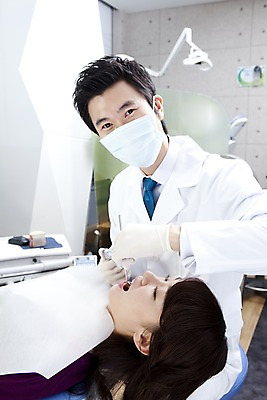 포토 JPG 직업 여자 남자 장갑 의학 실내 치과 병원 마스크 입벌림 사람 앉기 동양인 상반신 두명 신체부위 치료 눕기 모니터 진료 거울 한국인 환자 의사 의료용품 가운 의사가운 입 치과의사 치과용품 유니트체어 치과진료 석션팁 구강거울 국내포토 잡화 옷 의자 의료기기 모션 표정 인종 내부 컴퓨터 의료진 파일형식