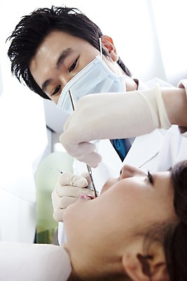 포토 JPG 직업 여자 남자 장갑 의학 실내 치과 병원 마스크 입벌림 사람 앉기 동양인 상반신 두명 옆모습 신체부위 치료 눕기 진료 거울 한국인 환자 의사 의료용품 가운 의사가운 입 치과의사 치과용품 유니트체어 치과진료 치석제거기 구강거울 국내포토 잡화 옷 뷰포인트 의자 의료기기 모션 표정 인종 내부 의료진 파일형식