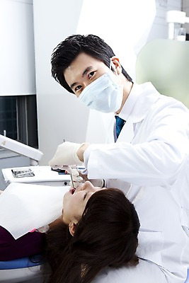 포토 JPG 직업 여자 남자 장갑 의학 실내 치과 병원 마스크 입벌림 사람 앉기 동양인 상반신 두명 신체부위 치료 눕기 진료 거울 한국인 환자 의사 의료용품 가운 의사가운 입 치과의사 치과용품 유니트체어 치과진료 치석제거기 구강거울 국내포토 잡화 옷 의자 의료기기 모션 표정 인종 내부 의료진 파일형식