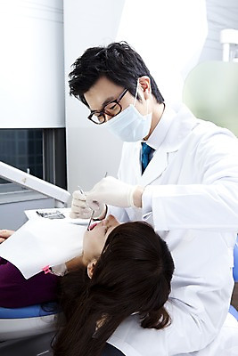 포토 JPG 직업 여자 남자 안경 장갑 의학 실내 치과 병원 마스크 입벌림 사람 앉기 동양인 상반신 두명 신체부위 치료 눕기 진료 거울 한국인 환자 의사 의료용품 가운 의사가운 입 치과의사 치과용품 유니트체어 치과진료 치석제거기 구강거울 국내포토 잡화 옷 의자 의료기기 모션 표정 인종 내부 의료진 파일형식