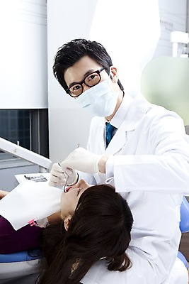 포토 JPG 직업 여자 남자 안경 장갑 의학 실내 치과 병원 마스크 입벌림 사람 앉기 동양인 상반신 두명 신체부위 치료 눕기 진료 거울 한국인 환자 의사 의료용품 가운 의사가운 입 치과의사 치과용품 유니트체어 치과진료 치석제거기 구강거울 국내포토 잡화 옷 의자 의료기기 모션 표정 인종 내부 의료진 파일형식