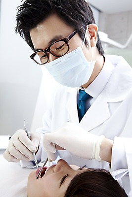 포토 JPG 직업 여자 남자 안경 장갑 의학 실내 치과 병원 마스크 입벌림 사람 앉기 동양인 상반신 두명 신체부위 치료 눕기 진료 거울 한국인 환자 의사 의료용품 가운 의사가운 입 치아 치과의사 치과용품 유니트체어 치과진료 치석제거기 구강거울 국내포토 잡화 옷 의자 의료기기 모션 표정 인종 내부 의료진 소화기관 파일형식