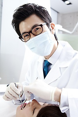 포토 JPG 직업 여자 남자 안경 장갑 의학 실내 치과 병원 마스크 입벌림 사람 앉기 동양인 상반신 두명 신체부위 치료 눕기 진료 거울 한국인 환자 의사 의료용품 가운 의사가운 입 치아 치과의사 치과용품 유니트체어 치과진료 치석제거기 구강거울 국내포토 잡화 옷 의자 의료기기 모션 표정 인종 내부 의료진 소화기관 파일형식