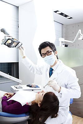 포토 JPG 직업 여자 남자 안경 장갑 의학 조명 실내 치과 병원 마스크 사람 앉기 동양인 손짓 상반신 두명 치료 눕기 진료 거울 한국인 환자 의사 램프 의료용품 가운 의사가운 치과의사 치과용품 유니트체어 구강거울 국내포토 잡화 옷 의자 의료기기 모션 인종 내부 의료진 파일형식