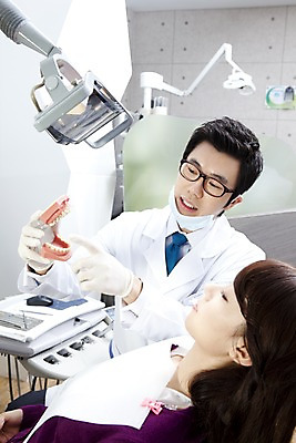 포토 JPG 직업 여자 남자 안경 장갑 의학 조명 실내 치과 병원 마스크 설명 사람 앉기 동양인 손짓 상반신 두명 옆모습 치료 진료 한국인 환자 의사 램프 가리킴 의료용품 가운 의사가운 치과의사 치과용품 유니트체어 치아모형 국내포토 잡화 옷 뷰포인트 의자 의료기기 모션 인종 내부 의료진 치아 파일형식