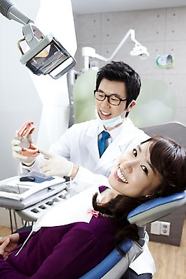 포토 JPG 직업 여자 남자 안경 장갑 의학 조명 실내 치과 병원 마스크 설명 미소 웃음 사람 앉기 동양인 손짓 상반신 두명 치료 진료 한국인 환자 의사 램프 가리킴 의료용품 가운 의사가운 치과의사 치과용품 유니트체어 치아모형 국내포토 잡화 옷 의자 의료기기 모션 표정 인종 내부 의료진 치아 파일형식