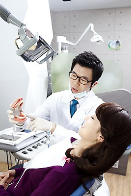 포토 JPG 직업 여자 남자 안경 장갑 의학 조명 실내 치과 병원 마스크 설명 사람 앉기 동양인 손짓 상반신 두명 치료 진료 한국인 환자 의사 램프 가리킴 의료용품 가운 의사가운 치과의사 치과용품 유니트체어 치아모형 국내포토 잡화 옷 의자 의료기기 모션 인종 내부 의료진 치아 파일형식