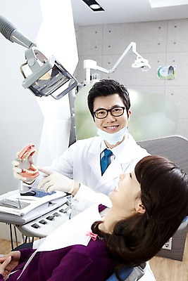 포토 JPG 직업 여자 남자 안경 장갑 의학 조명 실내 치과 병원 마스크 설명 미소 웃음 사람 앉기 동양인 손짓 상반신 두명 치료 진료 한국인 환자 의사 램프 가리킴 의료용품 가운 의사가운 치과의사 치과용품 유니트체어 치아모형 국내포토 잡화 옷 의자 의료기기 모션 표정 인종 내부 의료진 치아 파일형식