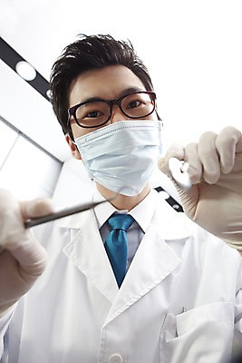 포토 JPG 직업 남자 안경 로우앵글 장갑 의학 실내 치과 병원 마스크 한명 사람 동양인 손짓 근접촬영 상반신 20대 성인 치료 진료 거울 한국인 의사 의료용품 가운 의사가운 치과의사 치과용품 치석제거기 남자만 남자한명만 성인남자만 청년만 청년남자만 청년남자한명만 성인한명만 성인남자한명만 성인만 구강거울 국내포토 1 잡화 옷 뷰포인트 의료기기 모션 인종 청년 내부 의료진 파일형식