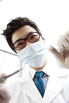 포토 JPG 직업 남자 안경 로우앵글 장갑 의학 실내 치과 병원 마스크 한명 사람 동양인 손짓 근접촬영 상반신 20대 성인 치료 진료 거울 한국인 의사 의료용품 가운 의사가운 치과의사 치과용품 치석제거기 남자만 남자한명만 성인남자만 청년만 청년남자만 청년남자한명만 성인한명만 성인남자한명만 성인만 구강거울 국내포토 1 잡화 옷 뷰포인트 의료기기 모션 인종 청년 내부 의료진 파일형식