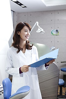 포토 JPG 직업 여자 의학 실내 치과 병원 한명 서기 미소 웃음 사람 동양인 상반신 20대 성인 치료 진료 한국인 의사 의료용품 가운 의사가운 치과의사 문서 파일 치과용품 유니트체어 여자만 여자한명만 성인여자만 청년만 청년여자만 성인한명만 청년여자한명만 성인여자한명만 성인만 국내포토 1 옷 의자 의료기기 모션 표정 인종 청년 내부 의료진 파일형식