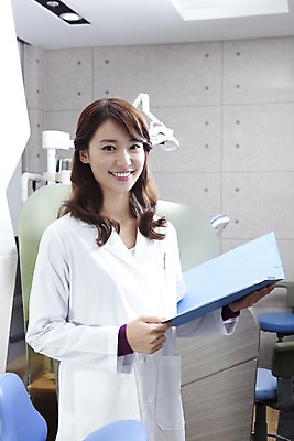 포토 JPG 직업 여자 포즈 의학 실내 치과 병원 한명 서기 미소 웃음 사람 동양인 상반신 20대 성인 치료 진료 한국인 의사 의료용품 가운 의사가운 치과의사 문서 파일 치과용품 유니트체어 여자만 여자한명만 성인여자만 청년만 청년여자만 성인한명만 청년여자한명만 성인여자한명만 성인만 국내포토 1 옷 의자 의료기기 모션 표정 인종 청년 내부 의료진 파일형식