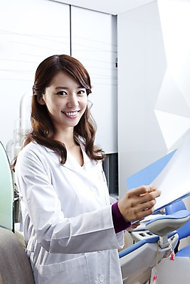 포토 JPG 직업 여자 의학 실내 치과 병원 한명 서기 미소 웃음 사람 동양인 상반신 20대 성인 치료 진료 한국인 의사 의료용품 가운 의사가운 치과의사 문서 파일 치과용품 유니트체어 여자만 여자한명만 성인여자만 청년만 청년여자만 성인한명만 청년여자한명만 성인여자한명만 성인만 국내포토 1 옷 의자 의료기기 모션 표정 인종 청년 내부 의료진 파일형식