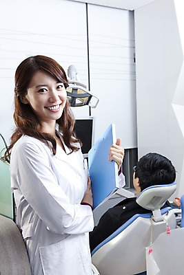 포토 JPG 직업 여자 남자 포즈 의학 실내 치과 병원 서기 미소 웃음 사람 동양인 근접촬영 상반신 두명 뒷모습 치료 진료 한국인 환자 의사 의료용품 가운 의사가운 치과의사 문서 파일 치과용품 유니트체어 국내포토 옷 뷰포인트 의자 의료기기 모션 표정 인종 내부 의료진 파일형식