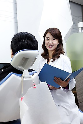 포토 JPG 직업 여자 남자 의학 실내 치과 병원 미소 웃음 사람 앉기 동양인 상반신 두명 뒷모습 치료 진료 한국인 환자 의사 의료용품 가운 의사가운 치과의사 문서 파일 치과용품 유니트체어 국내포토 옷 뷰포인트 의자 의료기기 모션 표정 인종 내부 의료진 파일형식