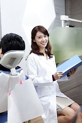 포토 JPG 직업 여자 남자 포즈 의자 의학 실내 치과 병원 미소 웃음 사람 앉기 동양인 상반신 두명 뒷모습 치료 진료 한국인 환자 의사 의료용품 가운 의사가운 치과의사 문서 파일 치과용품 유니트체어 국내포토 옷 뷰포인트 가구 의료기기 모션 표정 인종 내부 의료진 파일형식