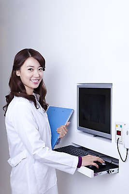 포토 JPG 직업 여자 벽 포즈 의학 실내 치과 병원 한명 서기 미소 웃음 사람 동양인 상반신 20대 성인 치료 컴퓨터 모니터 한국인 의사 키보드 마우스 가운 의사가운 치과의사 문서 파일 여자만 여자한명만 성인여자만 청년만 청년여자만 성인한명만 청년여자한명만 성인여자한명만 성인만 국내포토 1 옷 모션 표정 인종 청년 내부 전자제품 컴퓨터용품 의료진 파일형식