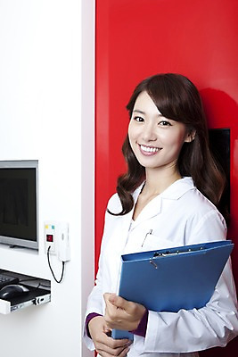 포토 JPG 직업 여자 포즈 의학 실내 치과 병원 한명 서기 미소 웃음 사람 동양인 상반신 20대 성인 치료 컴퓨터 모니터 한국인 의사 마우스 가운 의사가운 치과의사 문서 파일 여자만 여자한명만 성인여자만 청년만 청년여자만 성인한명만 청년여자한명만 성인여자한명만 성인만 국내포토 1 옷 모션 표정 인종 청년 내부 전자제품 컴퓨터용품 의료진 파일형식