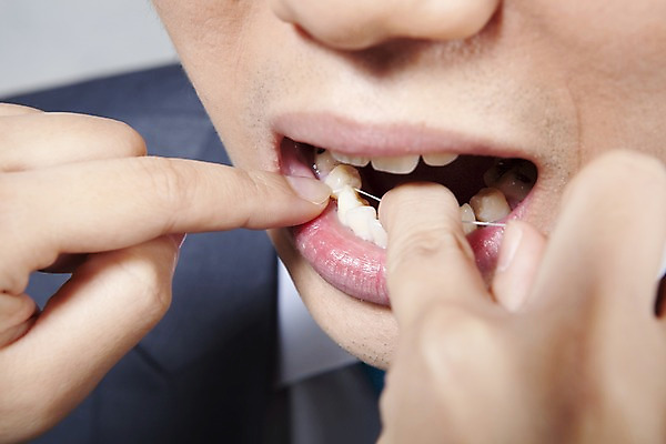 포토 JPG 손 의학 실내 치과 병원 입벌림 사람 동양인 손짓 근접촬영 신체부위 치료 진료 의료용품 입 치아 입술 치과용품 치실 국내포토 뷰포인트 의료기기 모션 표정 인종 내부 위생용품 소화기관 파일형식