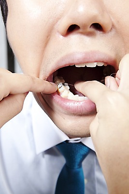 포토 JPG 손 의학 실내 치과 병원 입벌림 사람 동양인 손짓 근접촬영 신체부위 치료 진료 의료용품 입 치아 입술 치과용품 치실 국내포토 뷰포인트 의료기기 모션 표정 인종 내부 위생용품 소화기관 파일형식