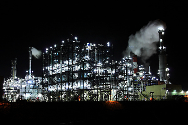 포토 JPG 시설물 현대건축 건축 산업 야경 공장 하늘 조명 굴뚝 사람없음 야외 건물 가로 연기 산업시설 산업단지 석유정제공장 정유공장 정제소 국내포토 건축물 공업 야간 파일형식 풍경_경치