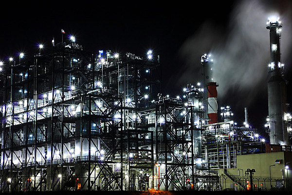포토 JPG 시설물 현대건축 건축 산업 야경 공장 조명 굴뚝 사람없음 야외 건물 가로 연기 산업시설 산업단지 석유정제공장 정유공장 정제소 국내포토 건축물 공업 야간 파일형식 풍경_경치
