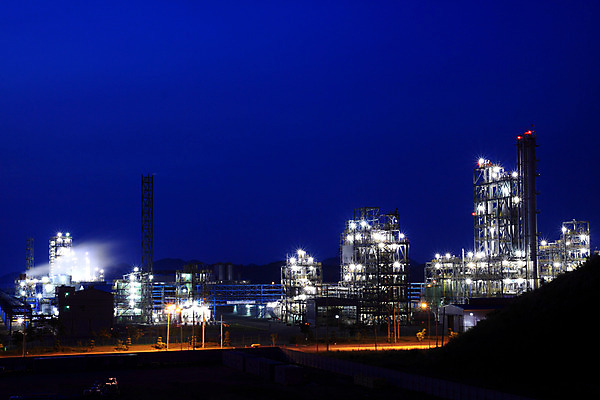 포토 JPG 시설물 현대건축 건축 산업 야경 공장 하늘 조명 굴뚝 사람없음 야외 건물 가로 연기 산업시설 산업단지 석유정제공장 정유공장 정제소 국내포토 건축물 공업 야간 파일형식 풍경_경치