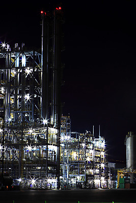 포토 JPG 시설물 현대건축 건축 산업 야경 공장 조명 굴뚝 사람없음 야외 건물 세로 산업시설 산업단지 석유정제공장 정유공장 정제소 국내포토 건축물 공업 야간 파일형식 풍경_경치