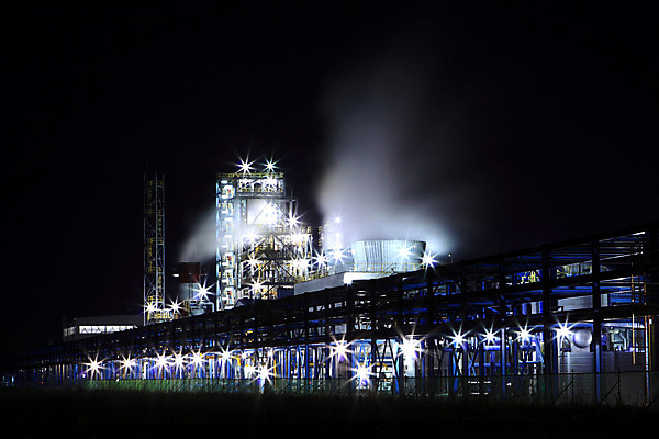 포토 JPG 시설물 현대건축 건축 산업 야경 공장 조명 굴뚝 사람없음 야외 건물 가로 표현 연기 산업시설 산업단지 석유정제공장 정유공장 정제소 국내포토 건축물 공업 야간 파일형식 풍경_경치