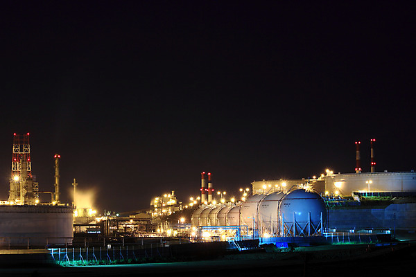 포토 JPG 시설물 현대건축 건축 산업 야경 공장 조명 굴뚝 사람없음 야외 건물 가로 산업시설 산업단지 석유정제공장 정유공장 정제소 국내포토 건축물 공업 야간 파일형식 풍경_경치