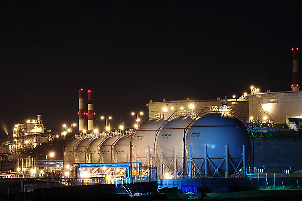 포토 JPG 시설물 현대건축 건축 산업 야경 공장 조명 굴뚝 사람없음 야외 건물 가로 산업시설 산업단지 석유정제공장 정유공장 정제소 국내포토 건축물 공업 야간 파일형식 풍경_경치