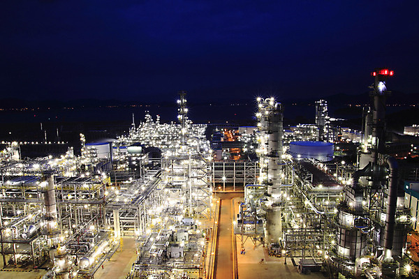 포토 JPG 시설물 현대건축 건축 산업 야경 공장 조명 굴뚝 사람없음 야외 건물 가로 산업시설 산업단지 석유정제공장 정유공장 정제소 국내포토 건축물 공업 야간 파일형식 풍경_경치