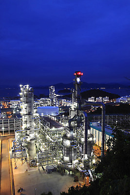 포토 JPG 나무 식물 시설물 현대건축 건축 산업 바다 야경 공장 하늘 조명 산 굴뚝 사람없음 야외 건물 세로 산업시설 산업단지 석유정제공장 정유공장 정제소 국내포토 건축물 공업 야간 파일형식 풍경_경치