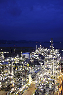 포토 JPG 구름 시설물 현대건축 건축 산업 바다 야경 공장 하늘 조명 산 굴뚝 사람없음 야외 건물 세로 산업시설 산업단지 석유정제공장 정유공장 정제소 국내포토 자연요소 건축물 공업 야간 파일형식 풍경_경치