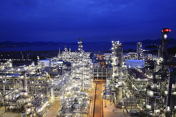 포토 JPG 시설물 현대건축 건축 산업 바다 야경 공장 하늘 조명 산 굴뚝 사람없음 야외 건물 가로 산업시설 산업단지 송전탑 석유정제공장 정유공장 정제소 국내포토 건축물 공업 탑 야간 파일형식 풍경_경치