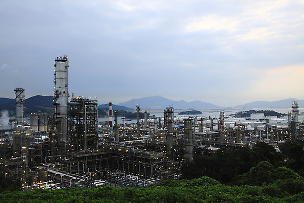 포토 JPG 주간 나무 식물 구름 시설물 현대건축 건축 산업 공장 하늘 조명 산 굴뚝 사람없음 야외 건물 가로 일몰 풀 산업시설 산업단지 석유정제공장 정유공장 정제소 국내포토 자연요소 건축물 공업 노을 파일형식