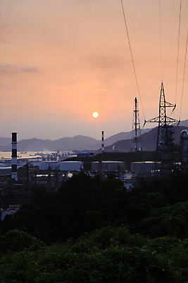 포토 JPG 주간 나무 식물 시설물 현대건축 건축 산업 바다 공장 하늘 산 굴뚝 사람없음 야외 건물 세로 태양 노을 일몰 전선 풀 산업시설 산업단지 송전탑 석유정제공장 정유공장 정제소 국내포토 자연요소 건축물 공업 탑 파일형식