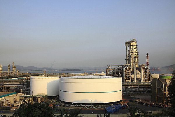 포토 JPG 주간 시설물 현대건축 건축 산업 가로등 공장 하늘 조명 굴뚝 사람없음 야외 건물 가로 일몰 산업시설 산업단지 석유정제공장 정유공장 정제소 국내포토 자연요소 건축물 공공시설 공업 노을 파일형식