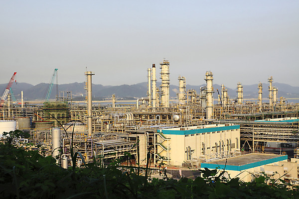 포토 JPG 주간 식물 시설물 현대건축 건축 산업 공장 하늘 산 굴뚝 사람없음 야외 건물 가로 풀 기중기 산업시설 산업단지 송전탑 석유정제공장 정유공장 정제소 국내포토 자연요소 건축물 공업 탑 중장비 파일형식