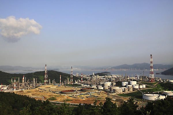 포토 JPG 주간 나무 식물 구름 시설물 현대건축 건축 산업 바다 공장 하늘 산 굴뚝 사람없음 야외 건물 가로 건설현장 산업시설 산업단지 송전탑 석유정제공장 정유공장 정제소 국내포토 자연요소 건축물 공업 건설업 탑 파일형식