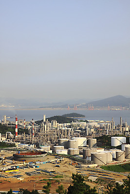 포토 JPG 주간 나무 식물 시설물 현대건축 건축 산업 바다 공장 하늘 산 굴뚝 사람없음 야외 건물 세로 건설현장 산업시설 산업단지 송전탑 석유정제공장 정유공장 정제소 국내포토 자연요소 건축물 공업 건설업 탑 파일형식