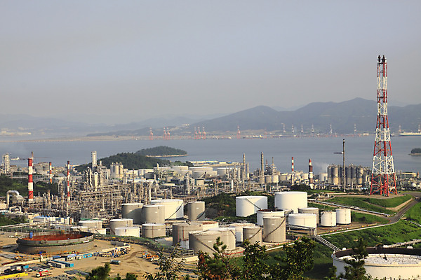 포토 JPG 주간 나무 식물 시설물 현대건축 건축 산업 도로 길 바다 공장 하늘 산 굴뚝 사람없음 야외 건물 가로 건설현장 산업시설 산업단지 송전탑 석유정제공장 정유공장 정제소 국내포토 자연요소 건축물 공업 교통시설 건설업 탑 파일형식