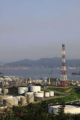 포토 JPG 주간 나무 식물 시설물 현대건축 건축 산업 도로 길 바다 공장 하늘 산 굴뚝 사람없음 야외 건물 세로 산업시설 산업단지 송전탑 석유정제공장 정유공장 정제소 국내포토 자연요소 건축물 공업 교통시설 탑 파일형식