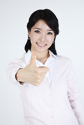 포토 JPG 스튜디오촬영 직업 라이프스타일 손 여자 포즈 비즈니스 표정 한명 미소 웃음 사람 동양인 정장 손짓 상반신 20대 성인 라이프 비즈니스라이프 한국인 엄지손가락 최고 직장인 사무원 비즈니스우먼 카디건 블라우스 여자만 여자한명만 성인여자만 청년만 청년여자만 성인한명만 청년여자한명만 성인여자한명만 성인만 국내포토 1 옷 상의 손가락 모션 실내 인종 청년 생활 신체부위 외투 파일형식