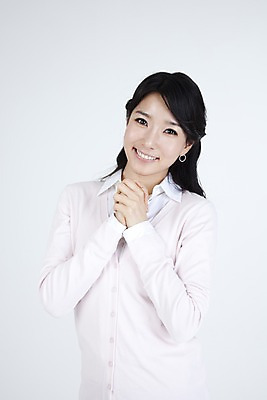 포토 JPG 스튜디오촬영 직업 라이프스타일 여자 포즈 비즈니스 표정 한명 미소 웃음 누끼 사람 동양인 정장 손짓 상반신 20대 성인 라이프 비즈니스라이프 희망 한국인 직장인 사무원 비즈니스우먼 카디건 블라우스 손모으기 여자만 여자한명만 성인여자만 청년만 청년여자만 성인한명만 청년여자한명만 성인여자한명만 성인만 국내포토 1 옷 감정 상의 모션 실내 인종 청년 생활 외투 파일형식