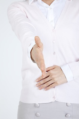 포토 JPG 스튜디오촬영 직업 라이프스타일 손 여자 포즈 비즈니스 악수 사람 동양인 정장 손짓 근접촬영 상반신 라이프 신체부위 비즈니스라이프 치마 거래 직장인 사무원 비즈니스우먼 카디건 계약 블라우스 국내포토 옷 뷰포인트 상의 모션 하의 실내 인종 생활 외투 파일형식