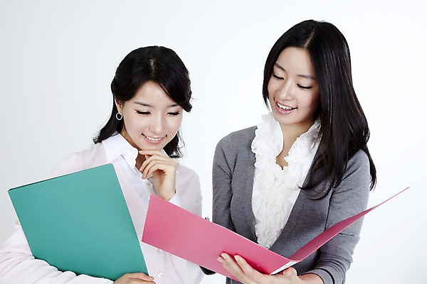 포토 JPG 스튜디오촬영 직업 라이프스타일 응시 여자 포즈 비즈니스 협력 미소 웃음 사람 동양인 정장 상반신 두명 라이프 비즈니스라이프 한국인 업무 직장인 사무원 비즈니스우먼 작업실 동료 문서 파일 여자만 국내포토 시선 옷 관계 실내 표정 인종 생활 작업 파일형식